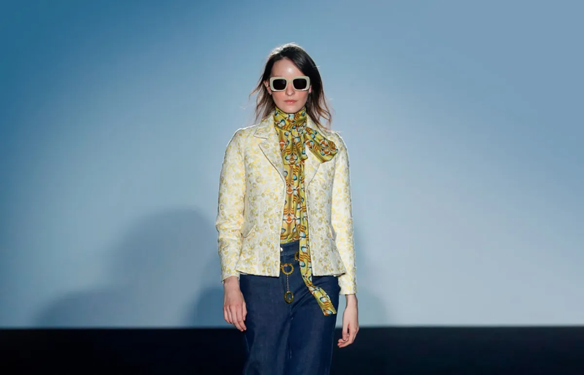 تنسيق بنطلون جينز كلاسيك من إز كامينغ «Is Coming»