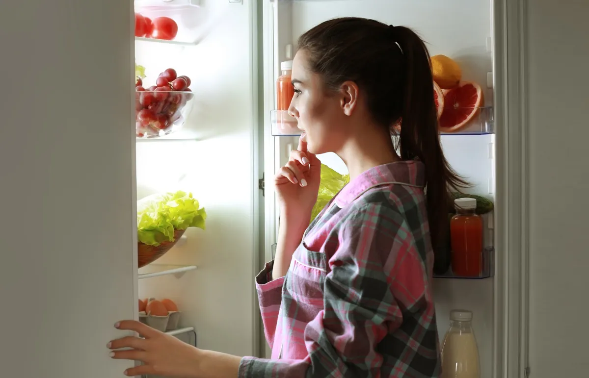 دراسة جديدة...تناول وجبات خفيفة بعد التاسعة مساءًا يزيد مستويات السكر والدهون في الدم - Shutterstock