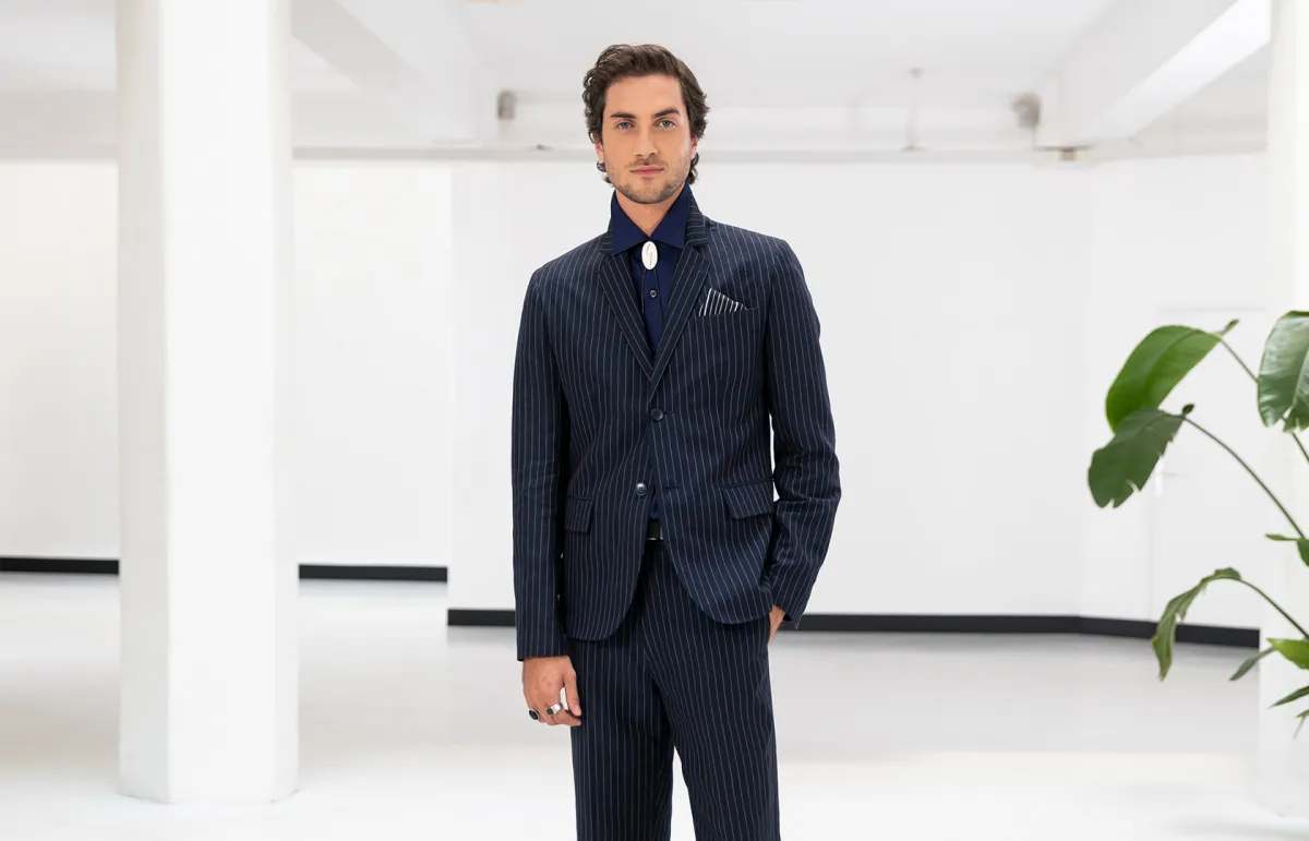 أبرز موديلات بدل رجالية لصيف 2023 من أنييس بي «Agnes B»