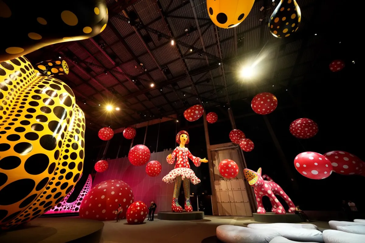 معرض فني بعنوان أنت وأنا والبالونات للفنانة اليابانية يايوي كوساماYou, Me and the Balloons" exhibition  by Yayoi Kusama، ، MANCHESTER, ENGLAND - JUNE 29 (مصدر الصورة :Christopher Furlong/Getty Images)