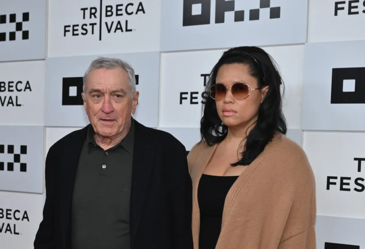 تيفاني تشين وربرت دي نيرو Robert De Niro and Tiffany Chen (مصدر الصورة: ANGELA WEISS / AFP)