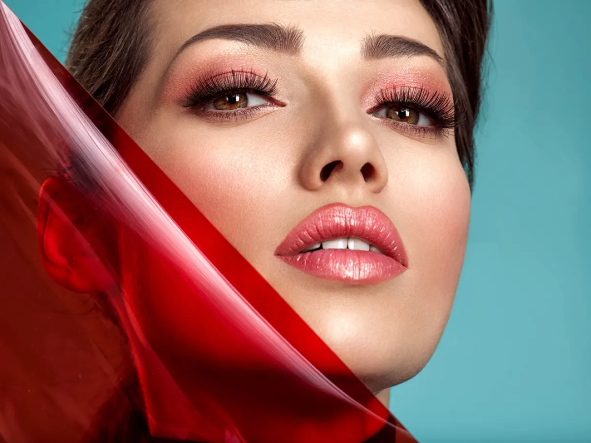 أجمل ألوان أحمر شفاه مرجانية لصيف 2023 -الصورة من shutterstock