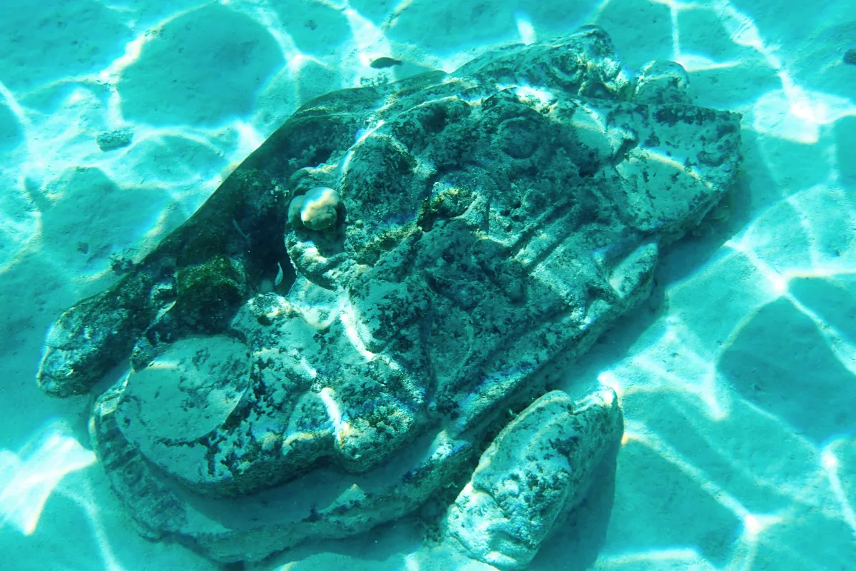 صورة تعبيرية لتماثيل تحت  الماء - الصورة من shutterstock