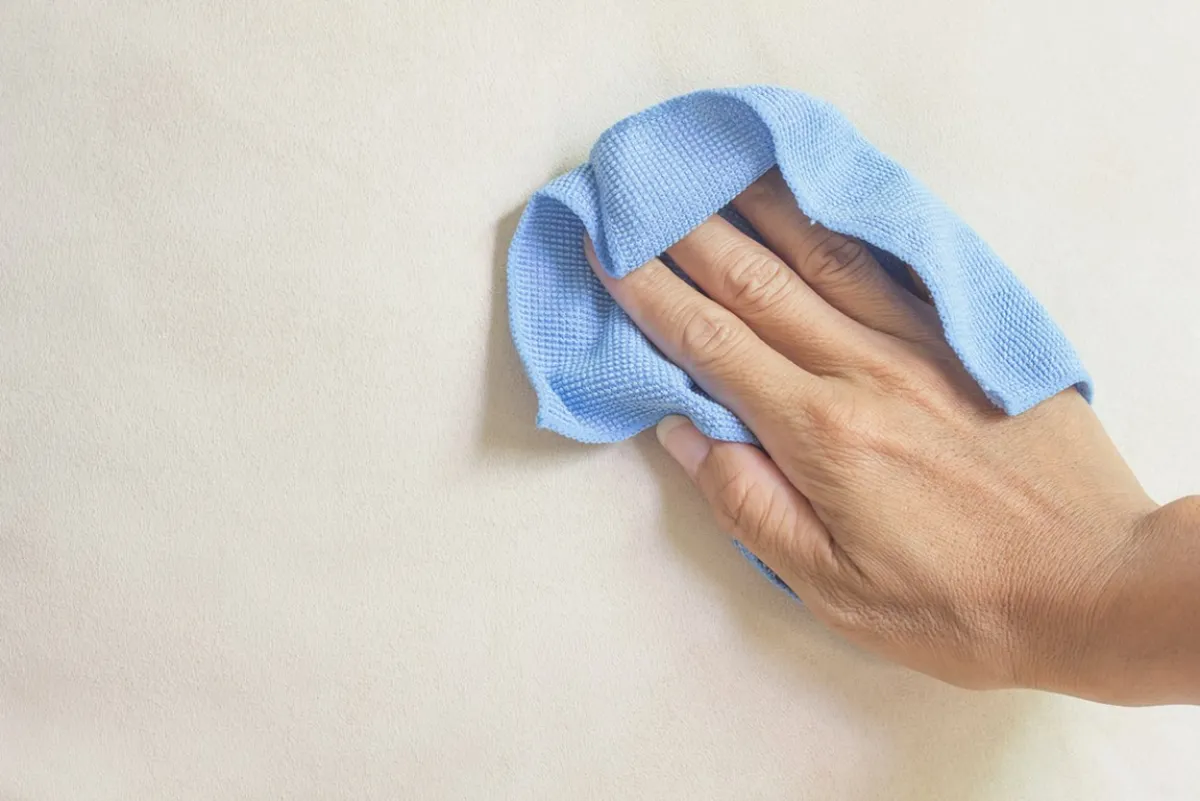 كيفية تنظيف البقع التي تُلطّخ الجدران البيض في المنزل؟