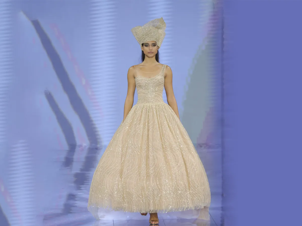 الفستان البيج المطرز بأشكال هندسية