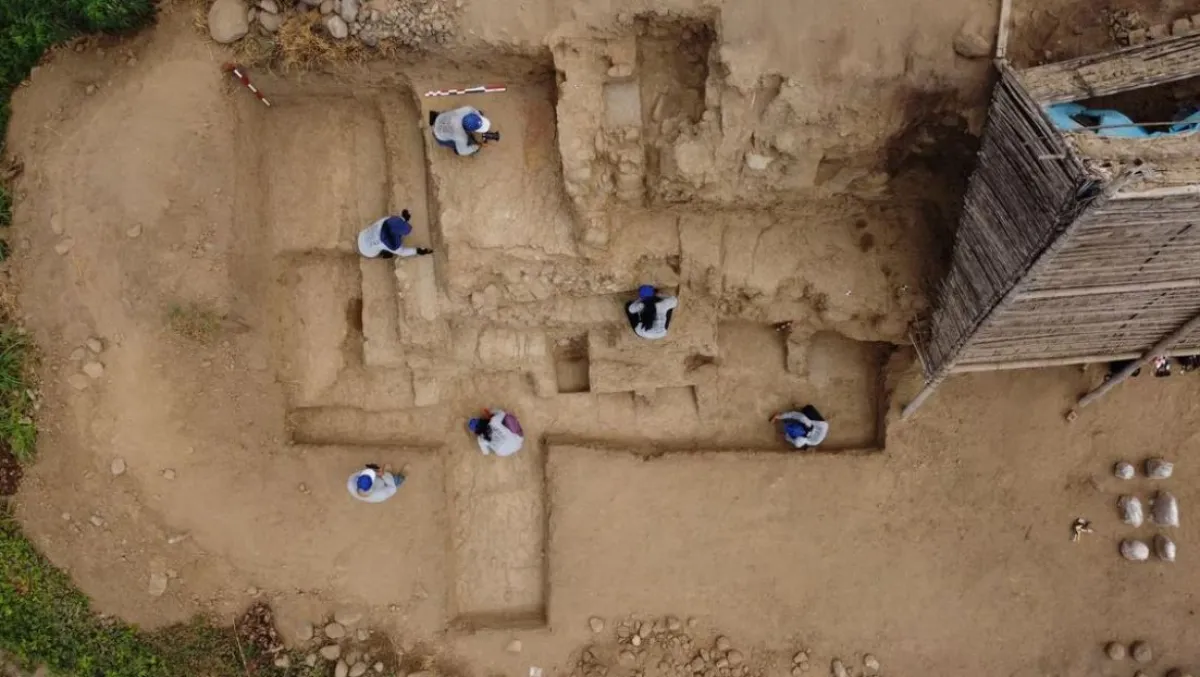 Archaeologists work on a 4,500-year-old polychrome wall, part of a temple belonging to the Late Preceramic period, in the Huaca Tomabal in the Valley of Viru, Peru August 18, 2023. Feren Castillo/PAVI/Handout via REUTERS