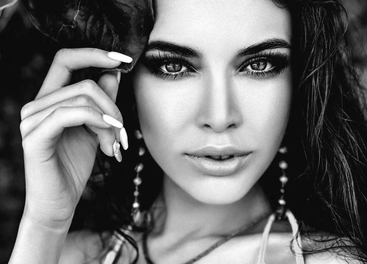 مكياج العيون المغطاة- الصورة من Freepik 