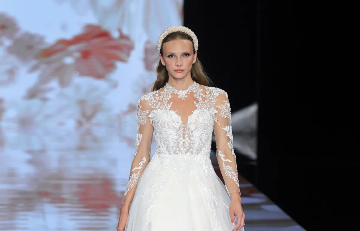 موديلات فساتين زفاف دانتيل منفوشة 2024 من موديكا Modeca (الصورة من موقع Launchmetrics/Spotlight ©)