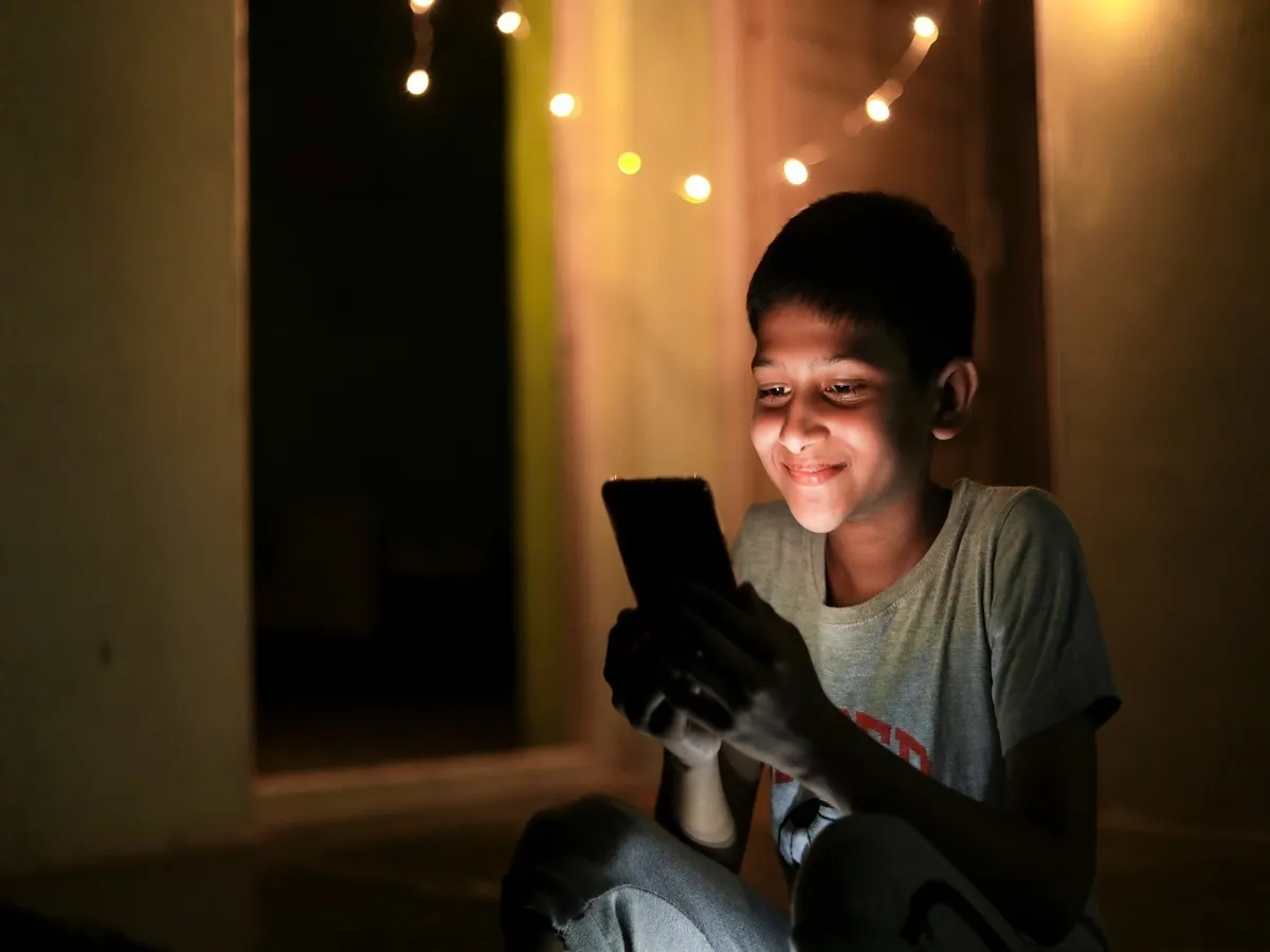 صورة لطفل يحمل هاتف