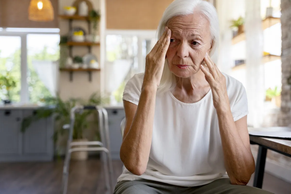 ارتداء سماعة طبية يمكن أن يقلل من فرص الإصابة بالخرف (المصدر: Freepik)