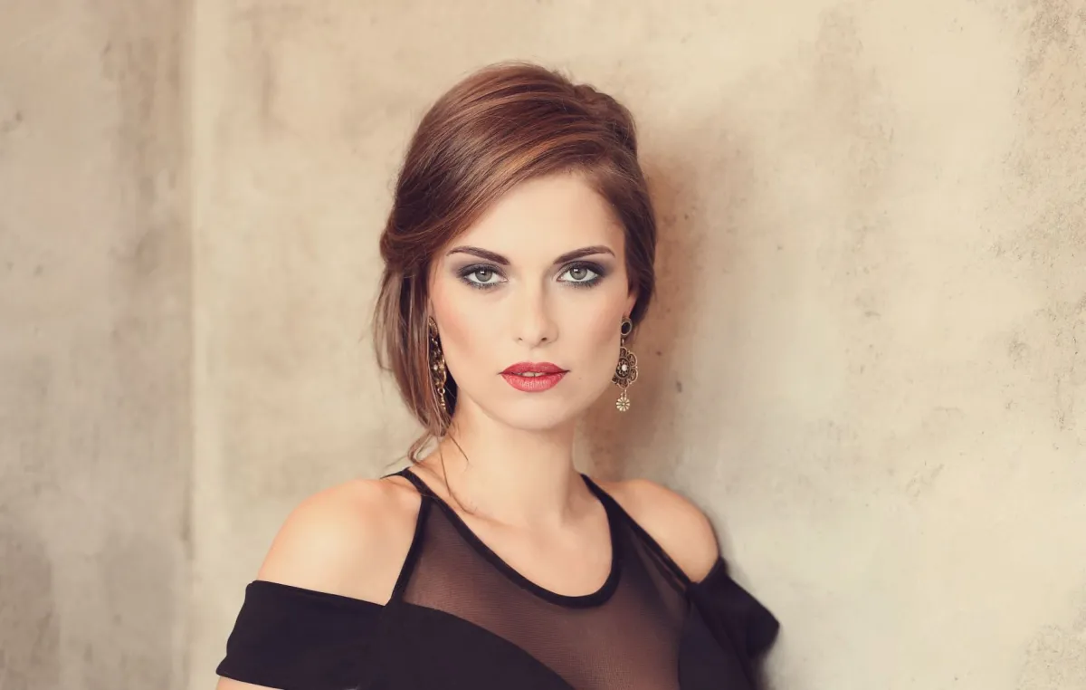 تسريحات شعر لأم العروس 2023-الصورة من freepik