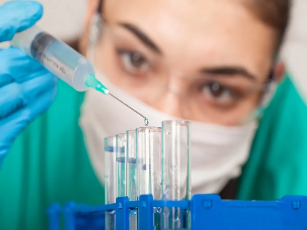 أظهرت الأبحاث أن مركب الميليتين الطبيعي الموجود في سم نحل العسل حقق نتائج واعدة في الحد من نمو الخلايا السرطانية (المصدر: Adobe.Stock)