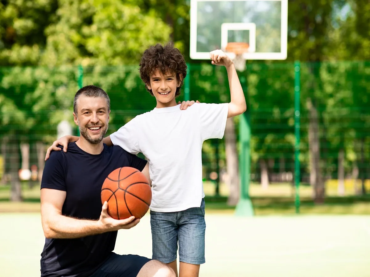 صورة لأب يعلب مع ابنه كرة السلة