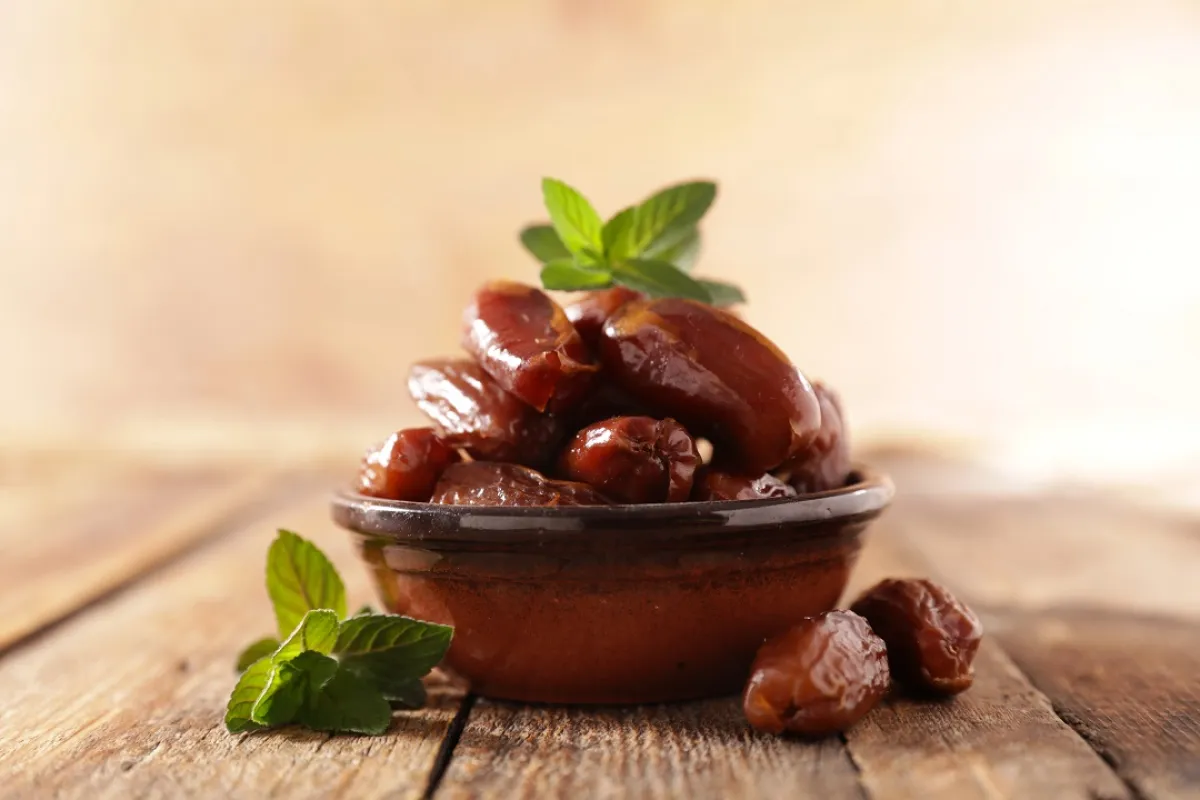 صورة لطبق يحتوي على التمر