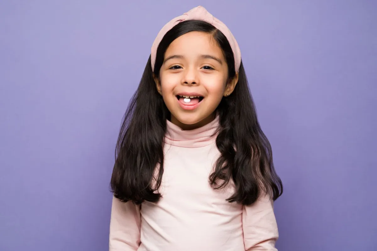 صورة لطفلة تحصل على مكمل غذائي