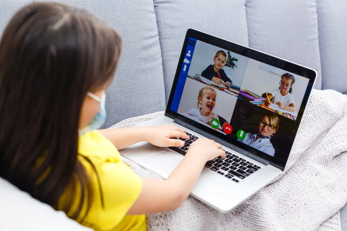 صورة لطفلة وراء الكمبيوتر