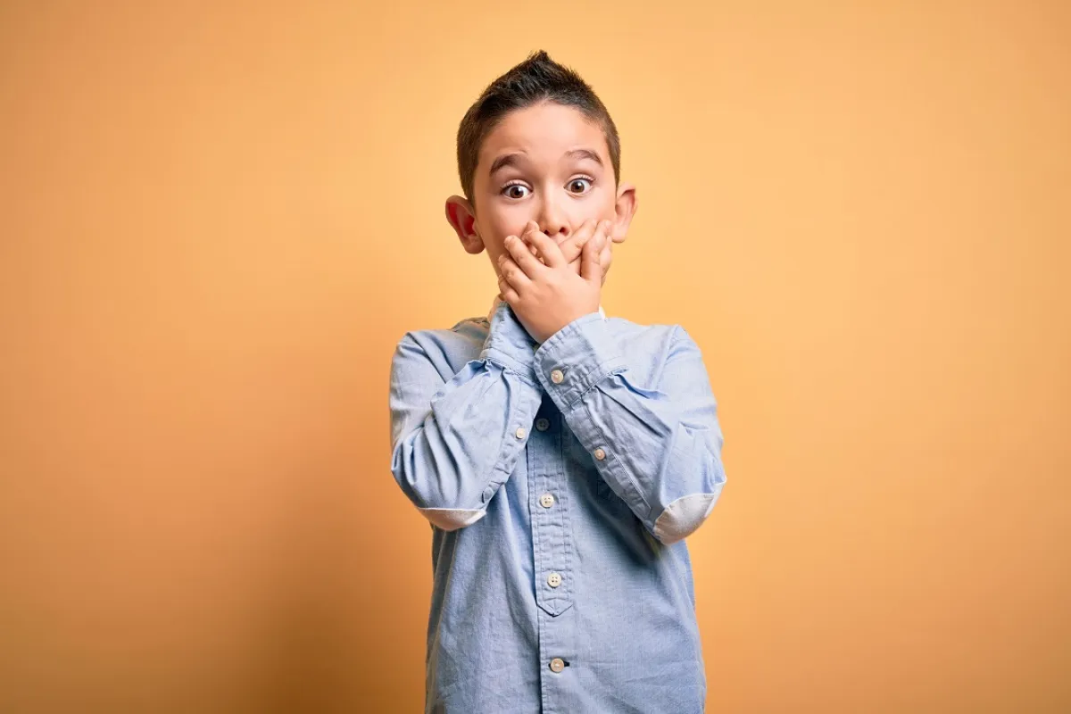 صورة لطفل يندهش ولا يستطيع التعبير بالكلام 