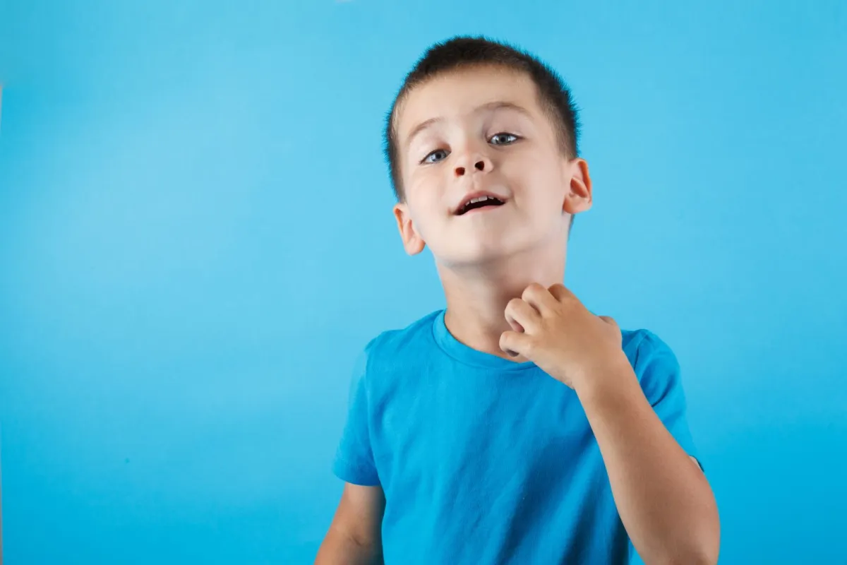 صورة لطفل لديه حمو نيل في ثنيات رقبته