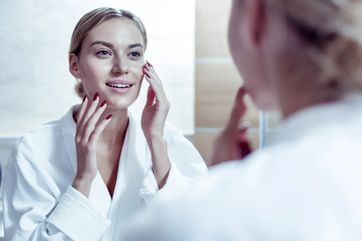 صورة لحامل ترطب بشرتها بالكريم