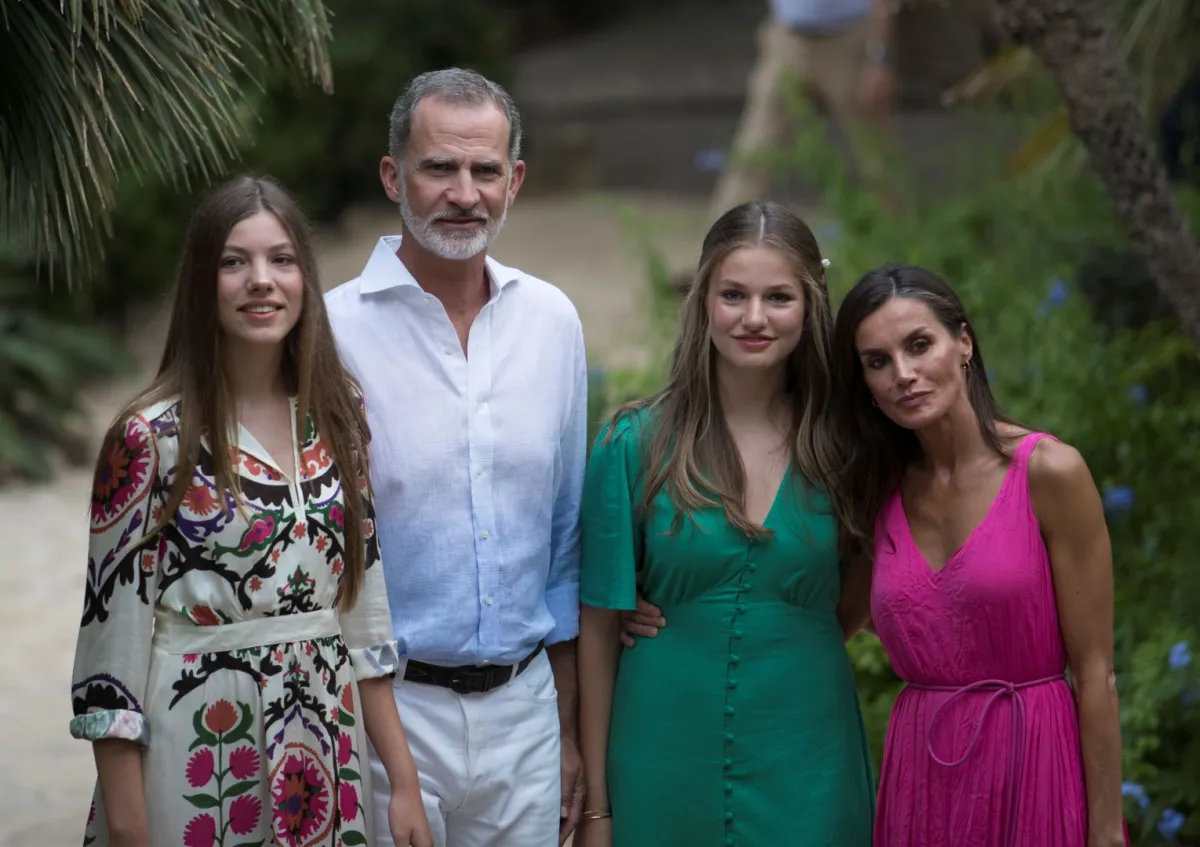 من اليسار الأميرة صوفي، الملك فيليب، الأميرة ليونور والملكة ليتيزيا (Princess Sofia, King Felipe VI,Princess Leonor, and  Queen Letizia). مصدر الصورة: JAIME REINA / AFP