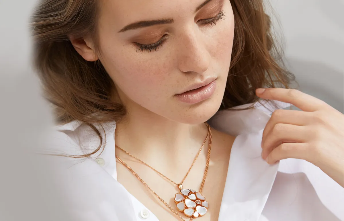 جواهر تعانق القلب Close to your Heart