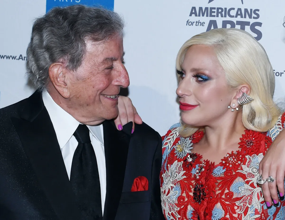 ليدي غاغا وتوني بينيت Lady Gaga with Tony Bennett (مصدر الصورة: Timothy A. CLARY / AFP)