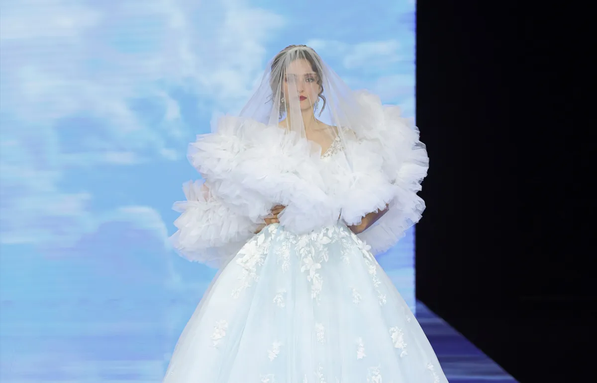 موديلات فساتين زفاف مع طرح قصيرة 2024 من ديميتريوس «Demetrios» (الصورة من موقع  Launchmetrics/Spotlight ©)