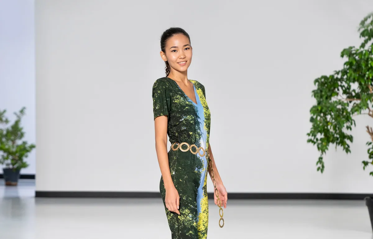 تنسيق الجمبسوت الكلاسيك من أنييس بي «Agnes B» (الصورة من موقع  Launchmetrics/Spotlight ©)