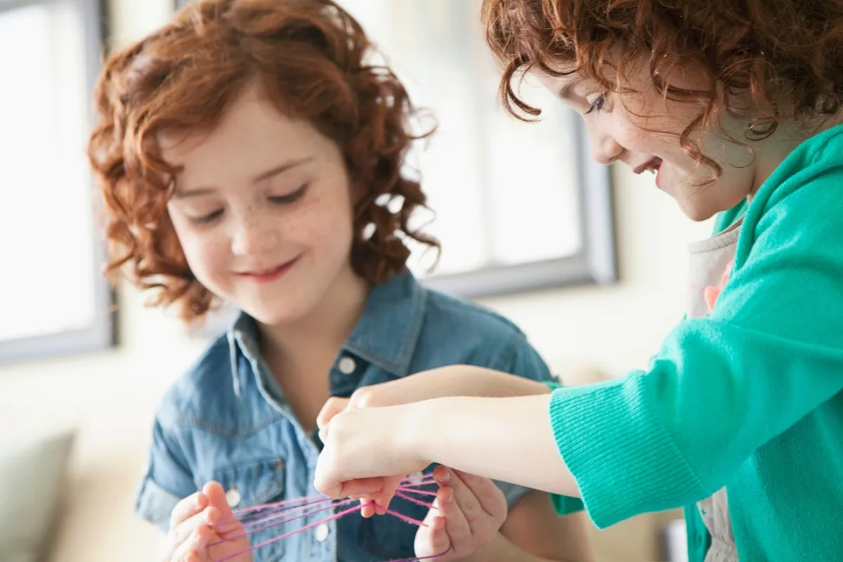 صورة لطفلتين تلعبان بهدوء