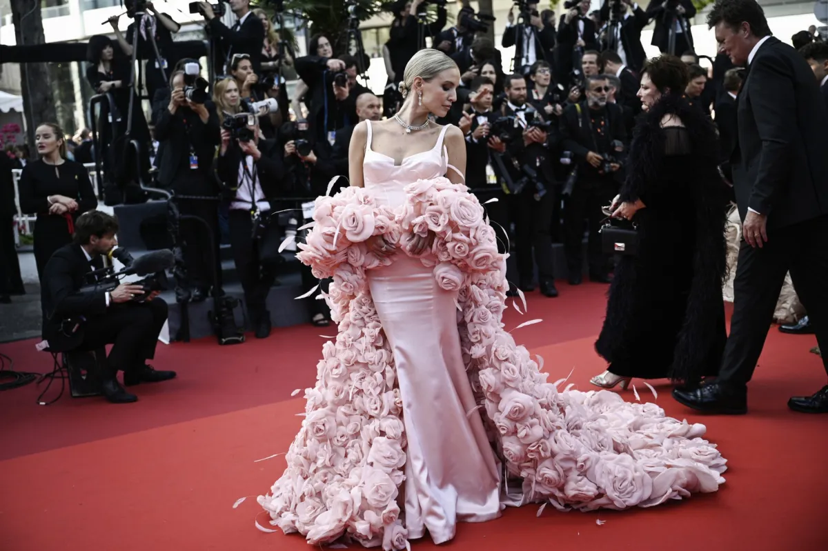 ليوني هان Leonie Hanne في مهرجان كان السينمائي الـ 75، (الصورة من LOIC VENANCE / AFP)