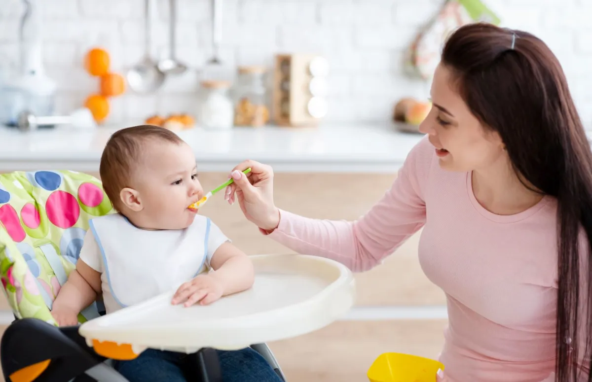 صورة لأم تطعم رضيعها السمسم المطحون