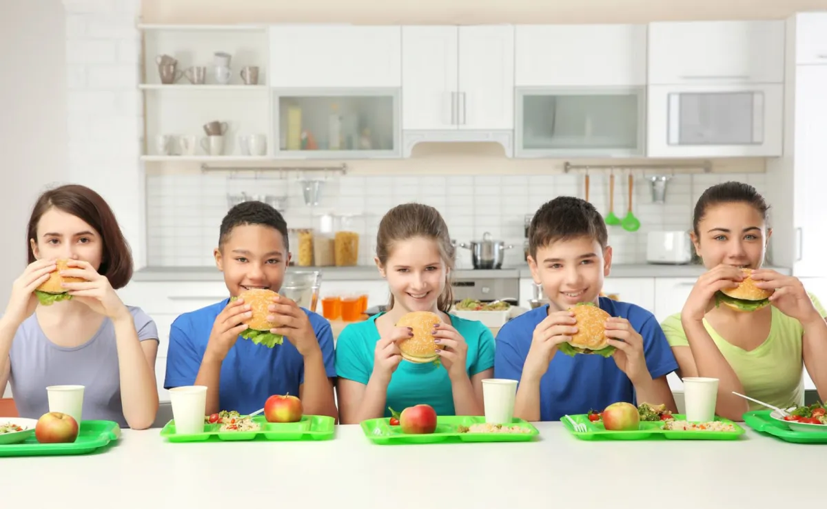 صورة لأطفال يأكلون في المدرسة الصورة من stockadobe