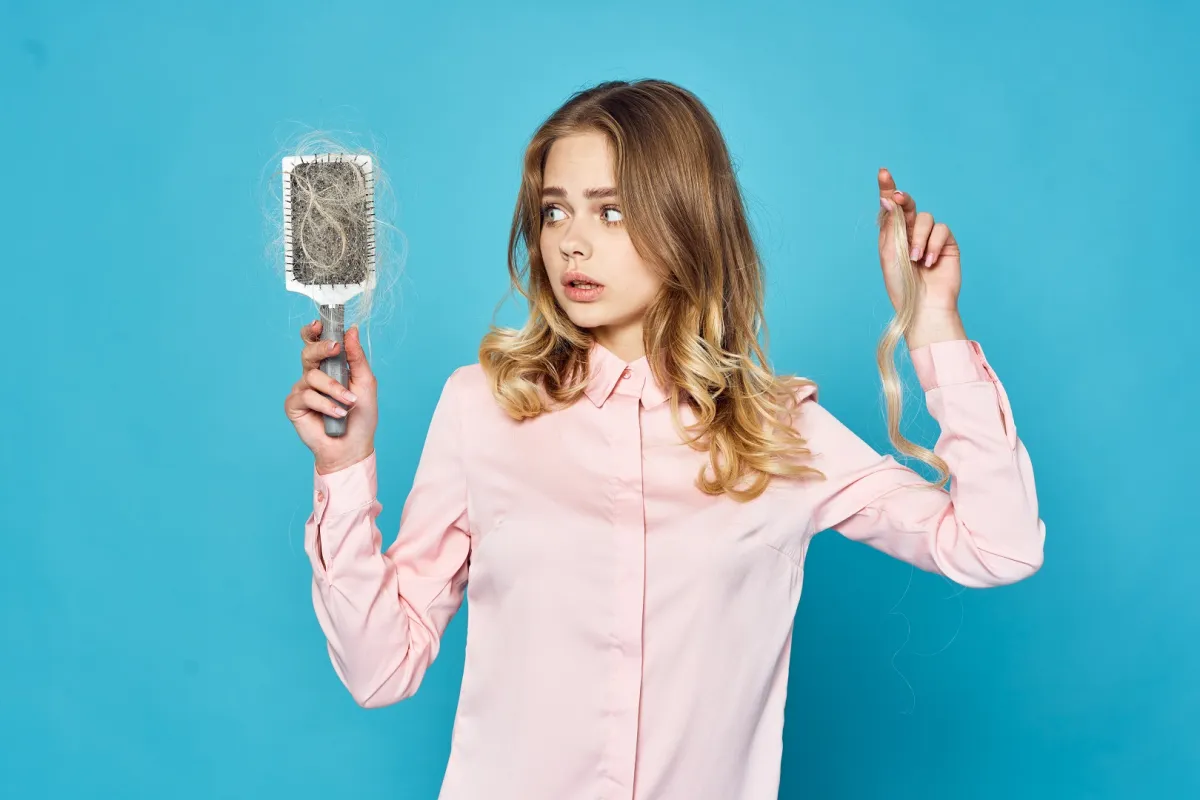 تساقط الشعر من أبرز أعراض تكيس المبايض الخفيف (المصدر: Adobe.Stock)