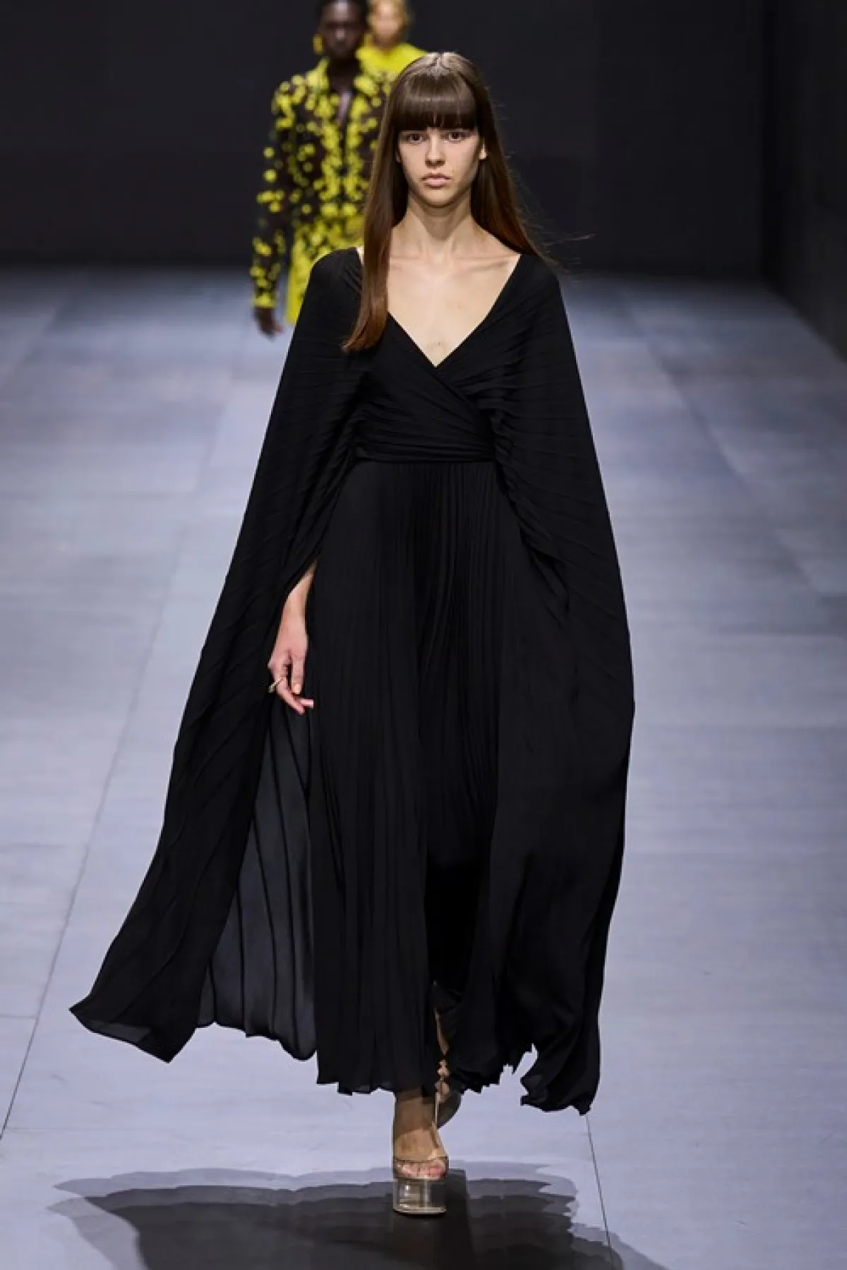  فستان أسود طويل للمحجبات من فالنتينو Valentino (الصورة من موقع  Launchmetrics/Spotlight ©)