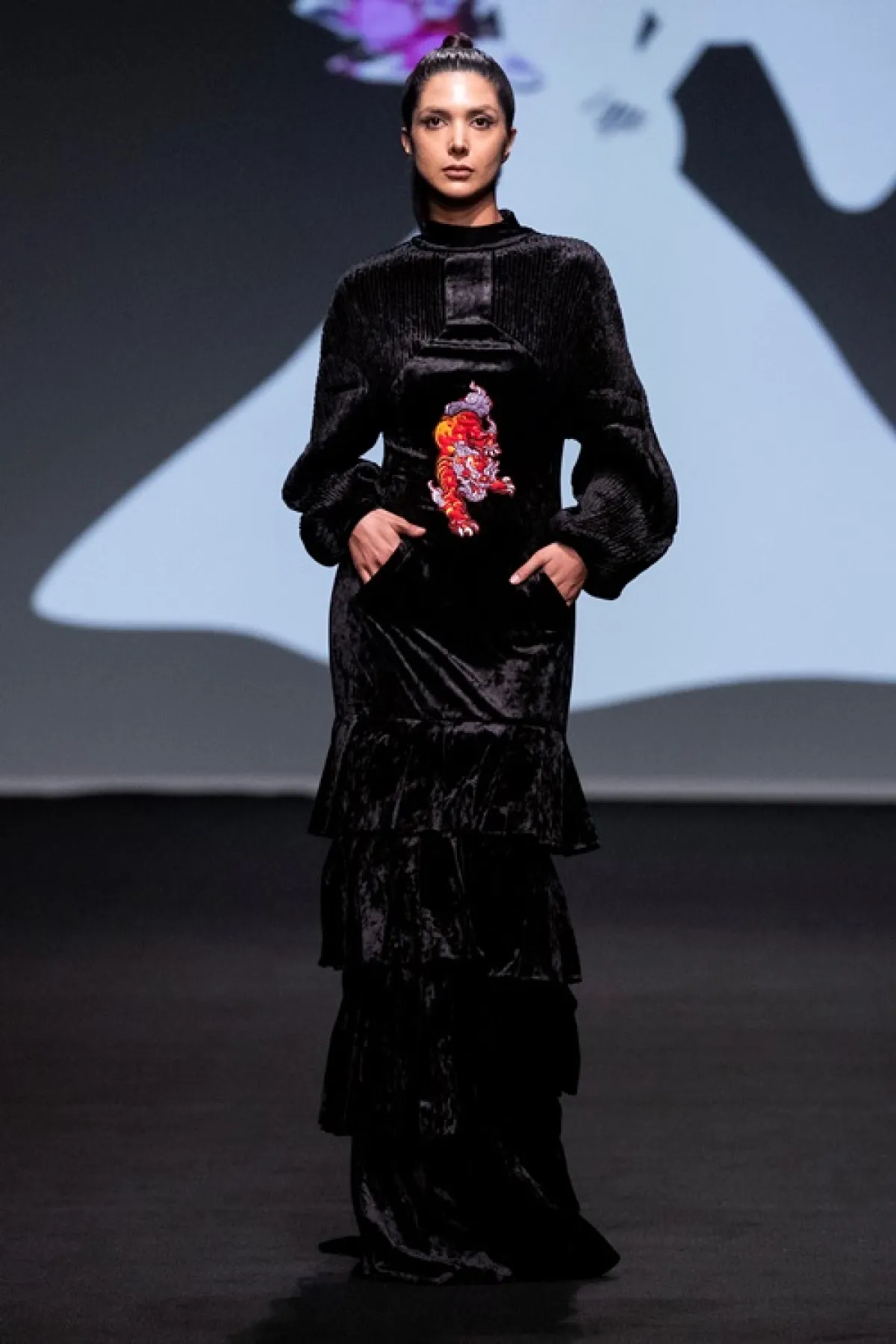  فستان أسود طويل للمحجبات من زردوز Zardouz (الصورة من موقع  Launchmetrics/Spotlight ©)