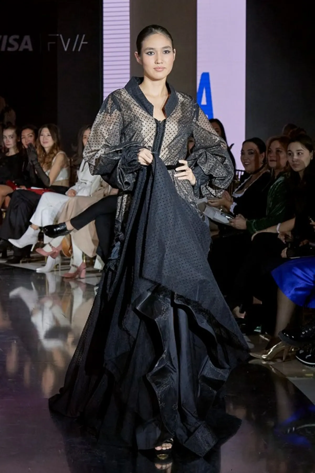 فستان أسود طويل للمحجبات من واكنانين Oiknine (الصورة من موقع  Launchmetrics/Spotlight ©)