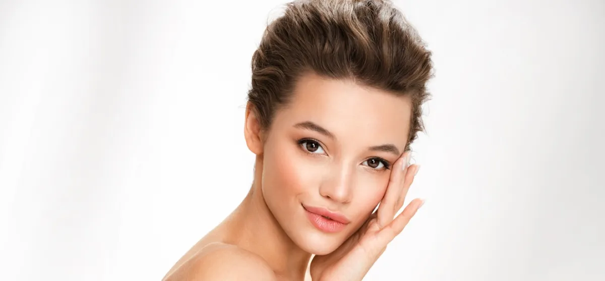 مكياج لتبدين أصغر الصورة من shutterstock 