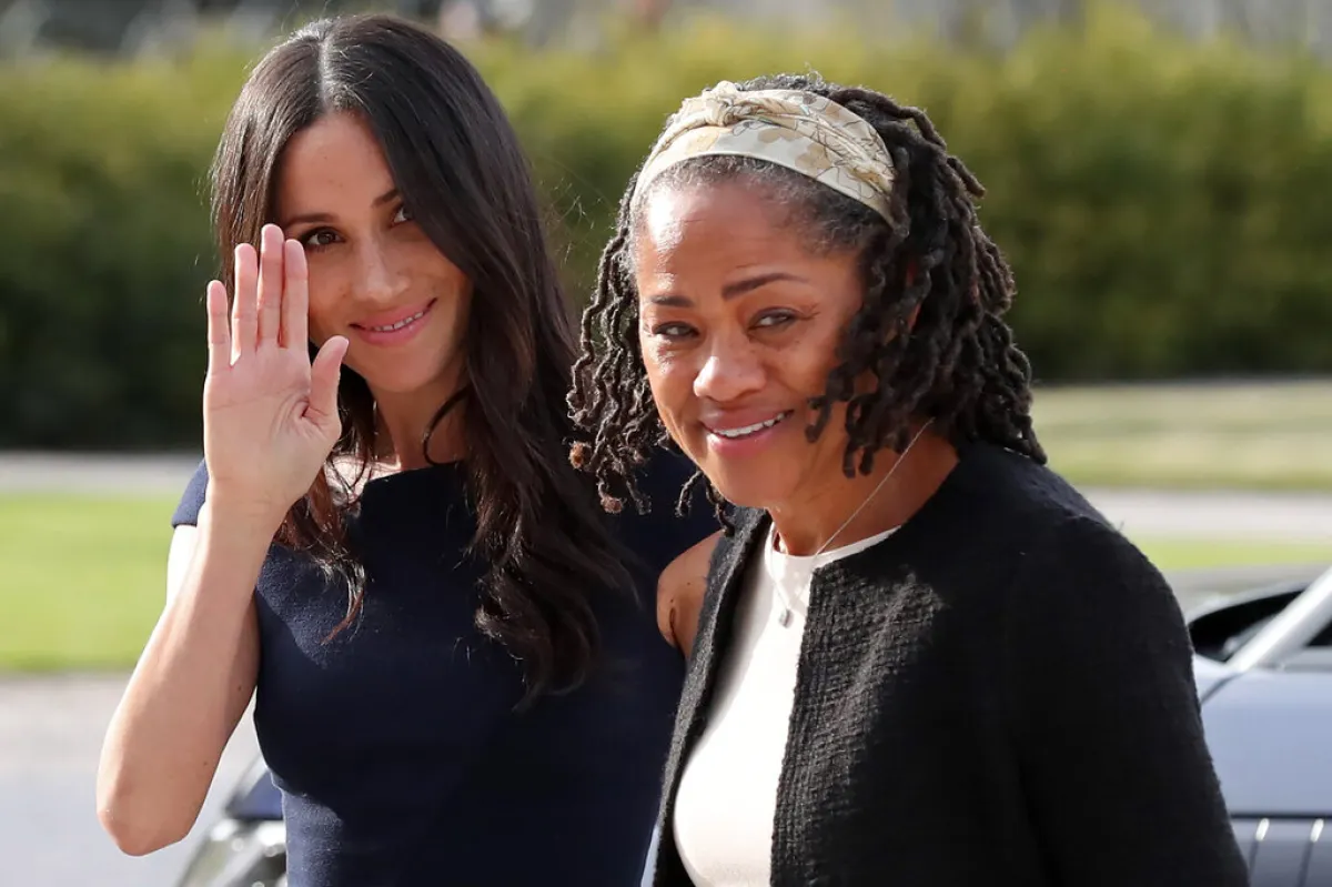 ميغان ماركل مع والدتها Meghan Markle and Doria Ragland (مصدر الصورة: STEVE PARSONS / POOL / AFP)