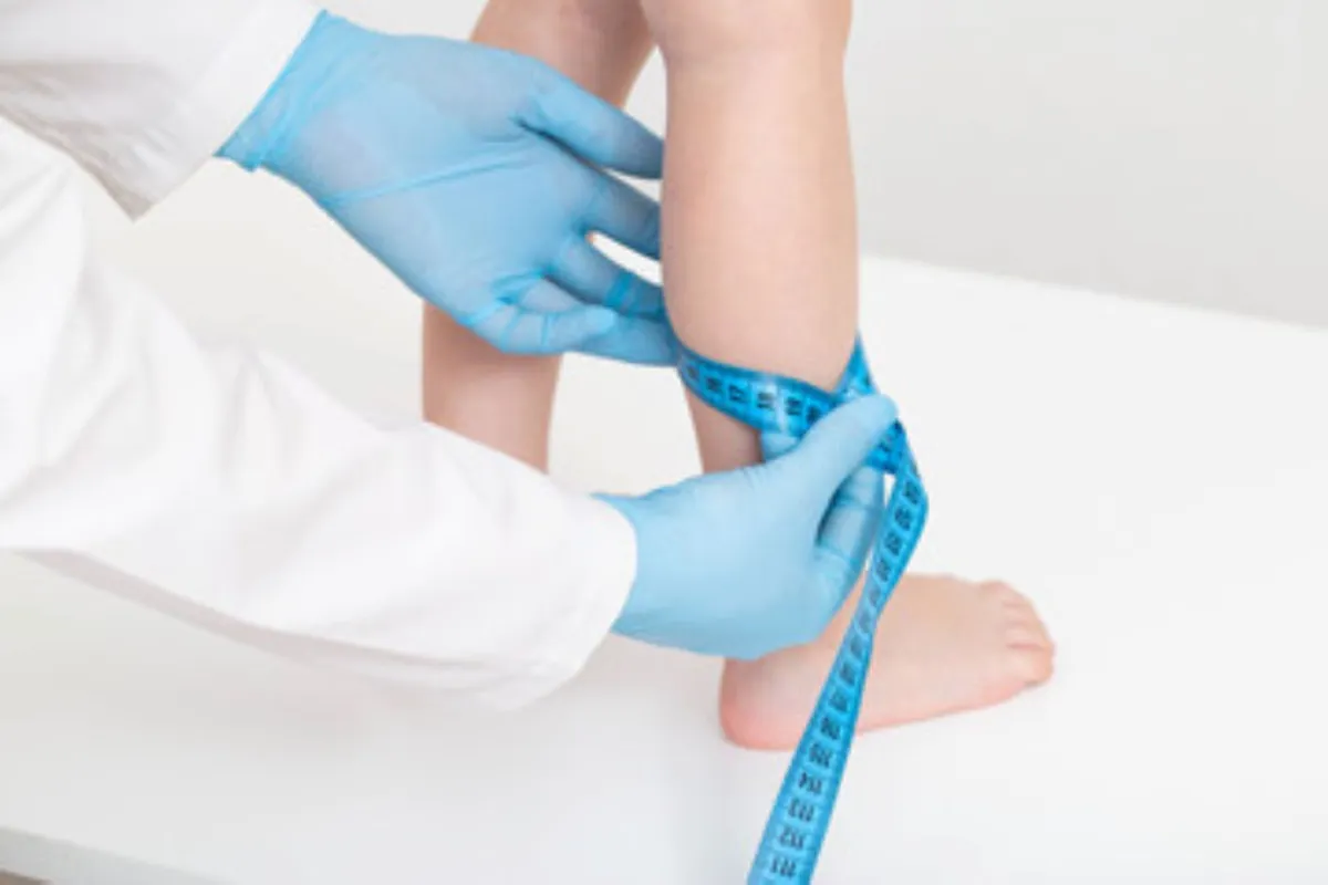 صورة تعبر عن كشف الطفل عن نحافة أو سمنة الطفل