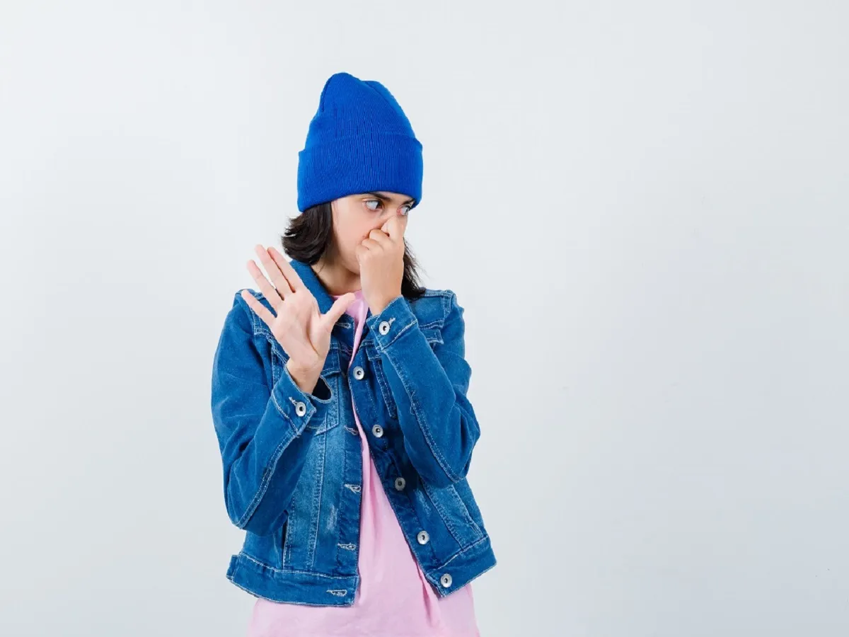 صورة لفتاة تشم رائحة كريهة