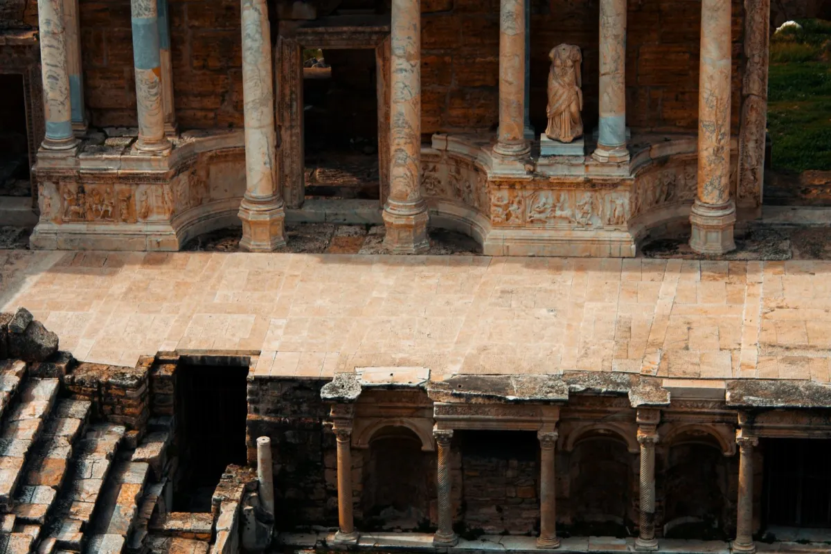 اكتشاف مسرح روماني قديم