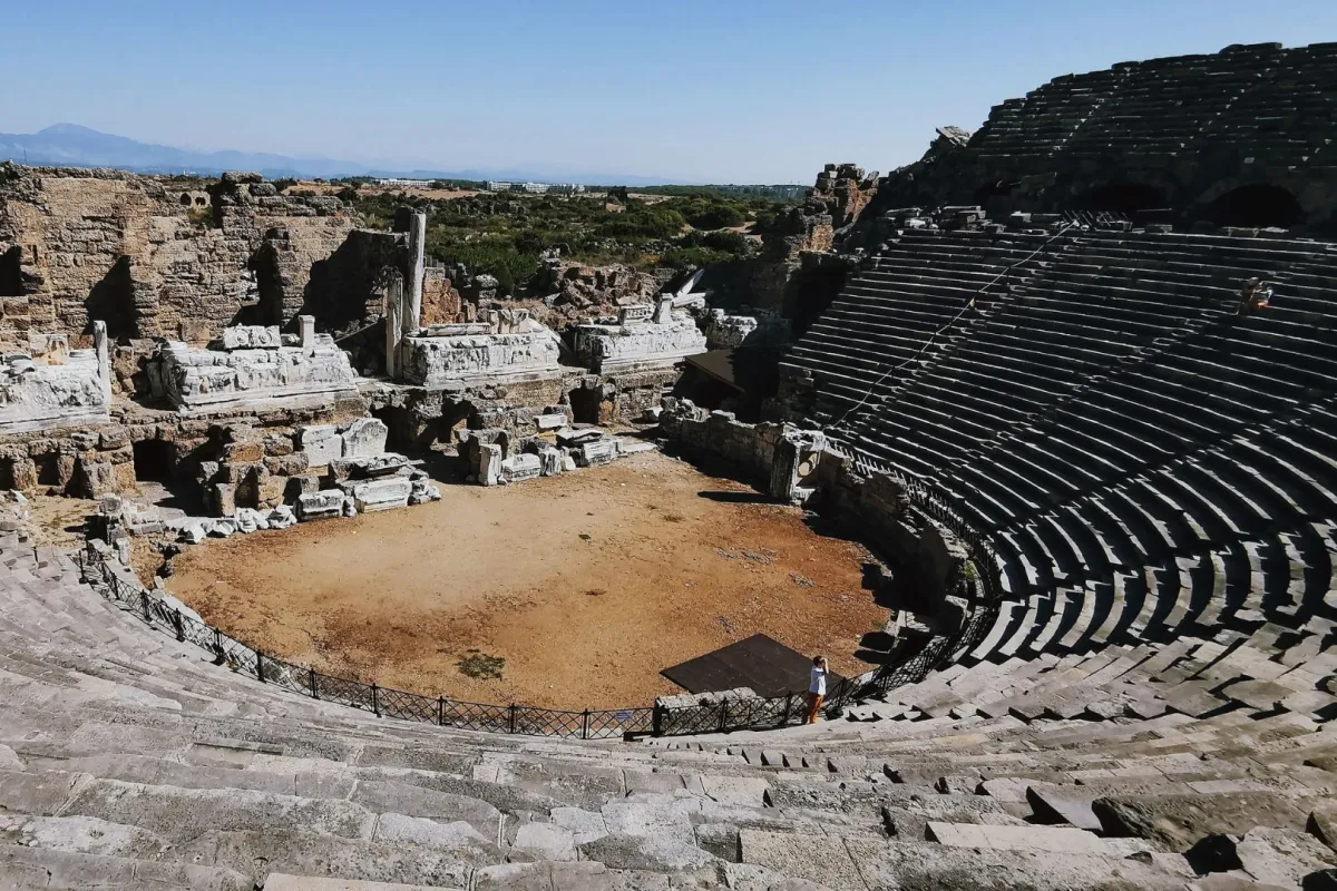 اكتشاف مسرح روماني قديم