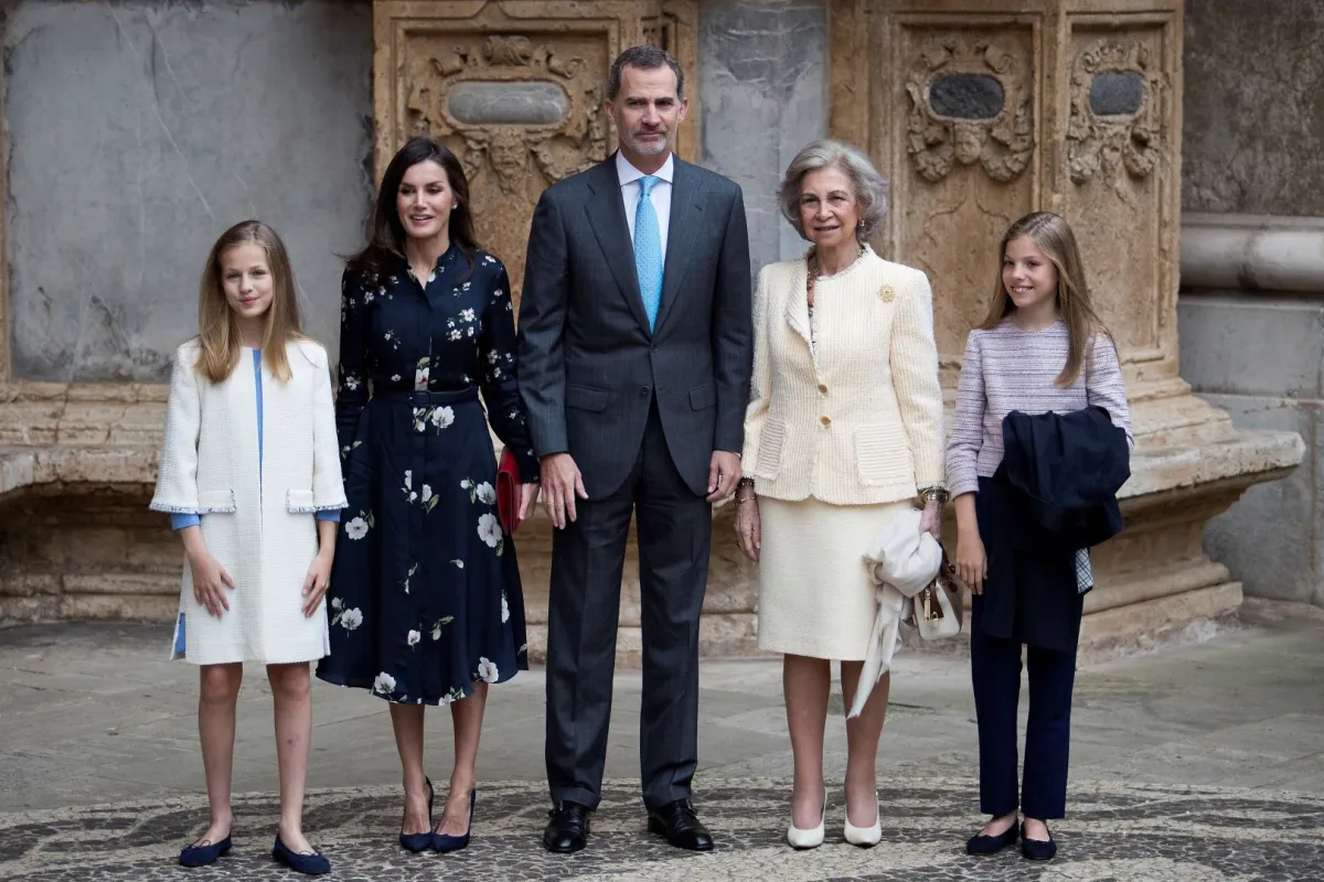 الملك فيليب والملكة ليتيزيا مع ابنتيهما الأميرة صوفيا والأميرة ليونور والملكة صوفيا (King Felipe, his wife Queen Letizia, their daughters Princess Sofia (R) and Princess Leonor (L), and former Queen Sofia). مصدر الصورة: AFP / JAIME REINA