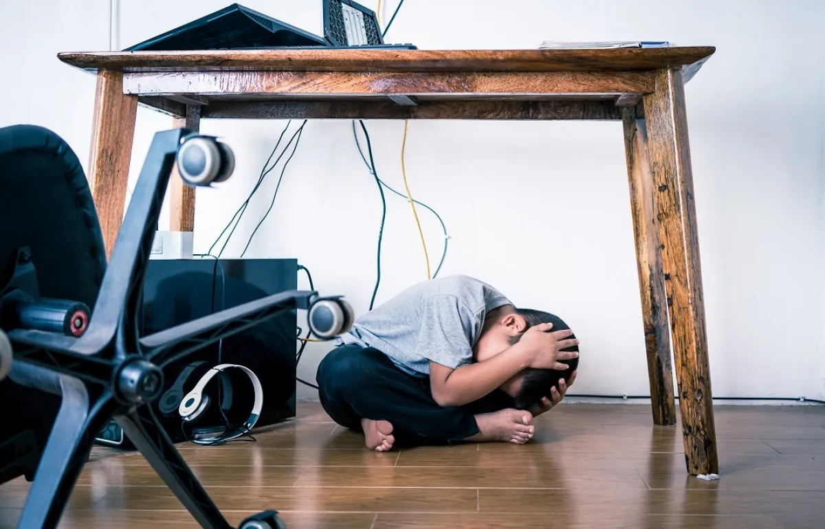 صورة لطفل في حالة من الخوف والترقب 