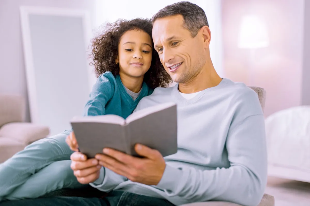 صورة لأب يقرأ مع طفلته