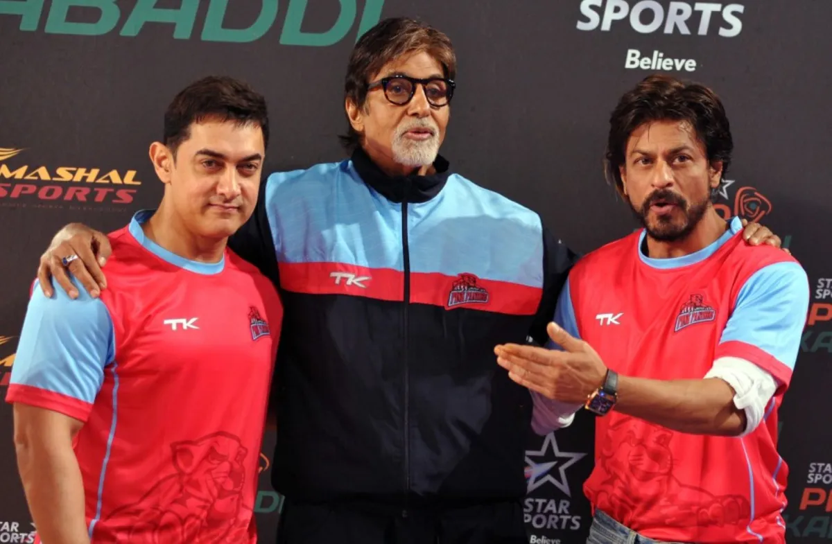 أميتاب باتشان يتوسط شاروخان وعامر خان (Aamir Khan (L), Amitabh Bachchan (C) and Shah Rukh Khan). مصدر الصورة: STRDEL / AFP