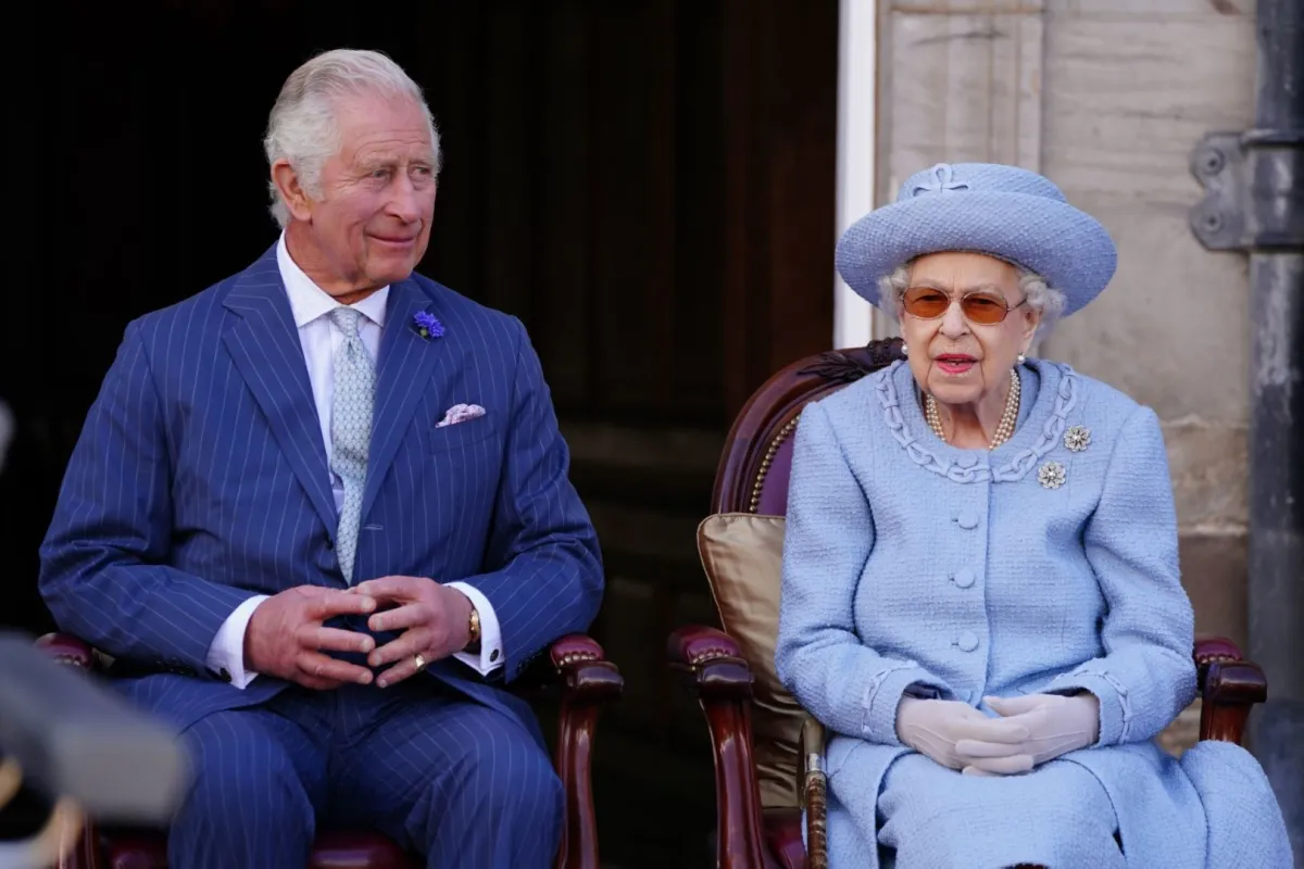 الملكة إليزابيث والأمير تشارلز ( Prince Charles and Queen Elizabeth II). مصدر الصورة: Jane Barlow / POOL / AFP