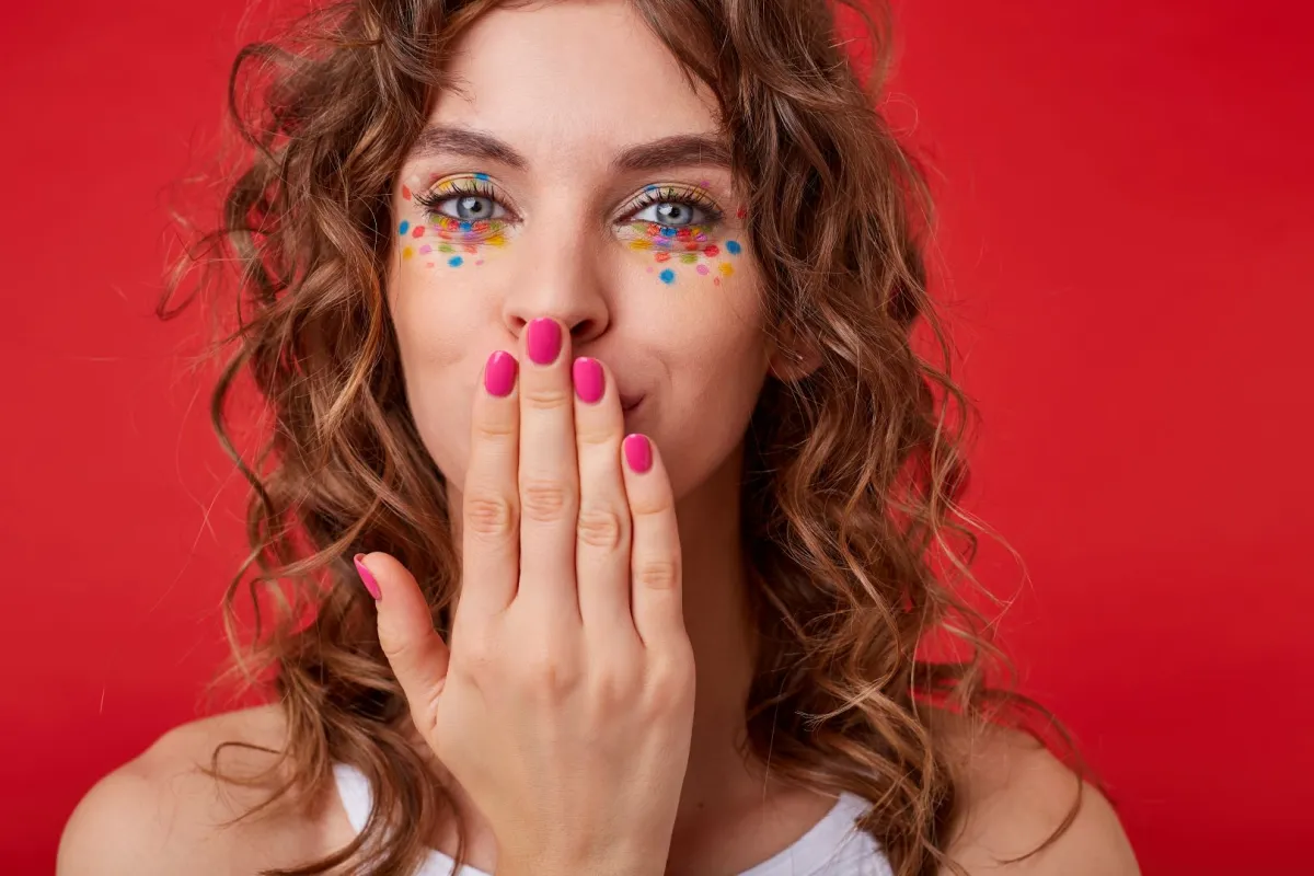 ألوان مناكير تفتح اليدين 2023 