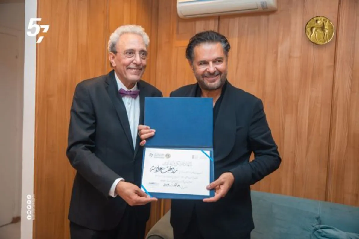 كمال الفرجاني مدير مهرجان قرطاج يكرم النجم راغب علامة- الصورة من موقع المهرجان على الفيسبوك