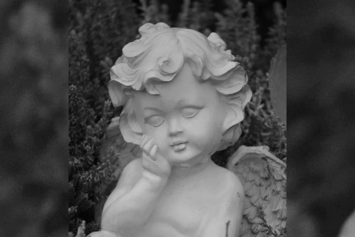 تمثال لطفل صغير 